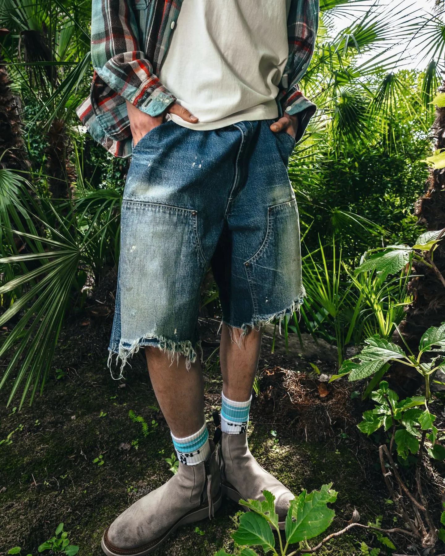 SAINT Mxxxxxx DOUBLE KNEE SHORTS/BLU Knee patches splashed with ink and water-splashed denim shorts. Denim blue S-XL. Custom-woven and dyed denim fabric with clear texture. Heavy-wash water-fading treatment to create local mottled fading/hole effects. Artificial distressing to simulate natural wearing marks. VINTAGE sense. Original consistent damage treatment. Hand-splashed ink and paint. Original consistent wash mark/pocket mark. Double knee patch. Rivet reinforcement. Improve functionality while enhancing design